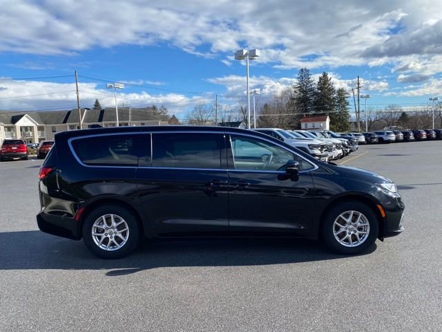 Used 2024 Chrysler Pacifica Touring-L image 6