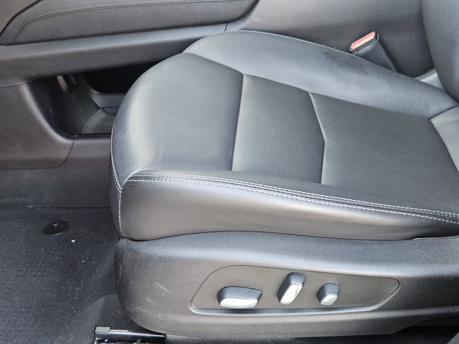 Certified 2023 Cadillac XT5 Premium Luxury FWD image 29