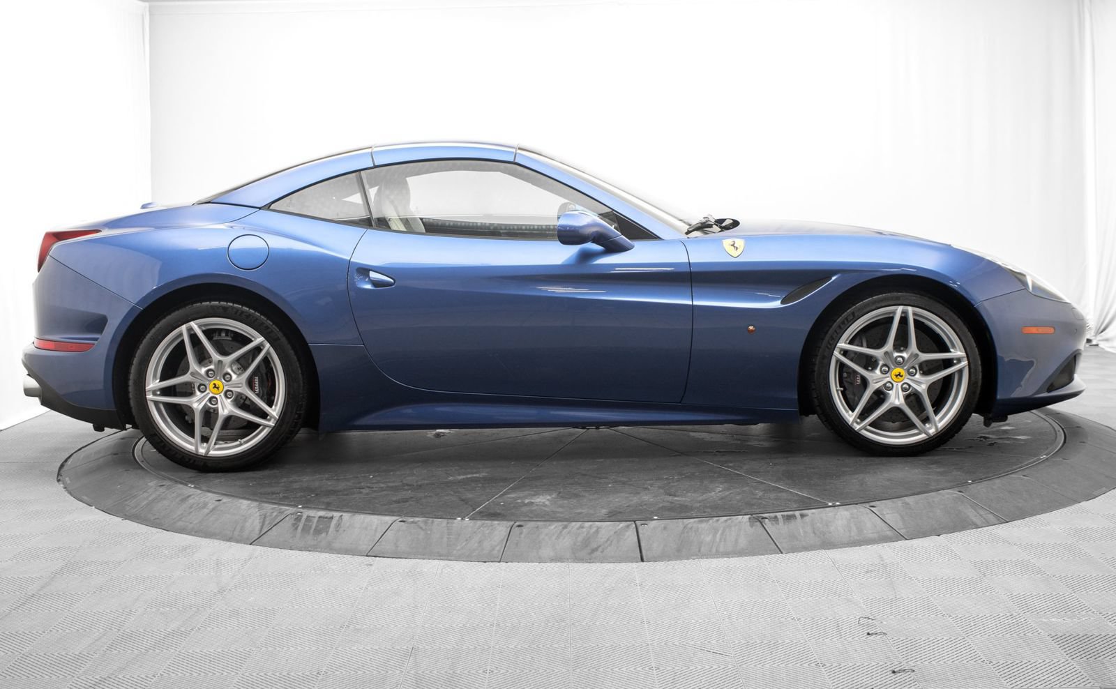 Used 2016 Ferrari California T RWD image 10
