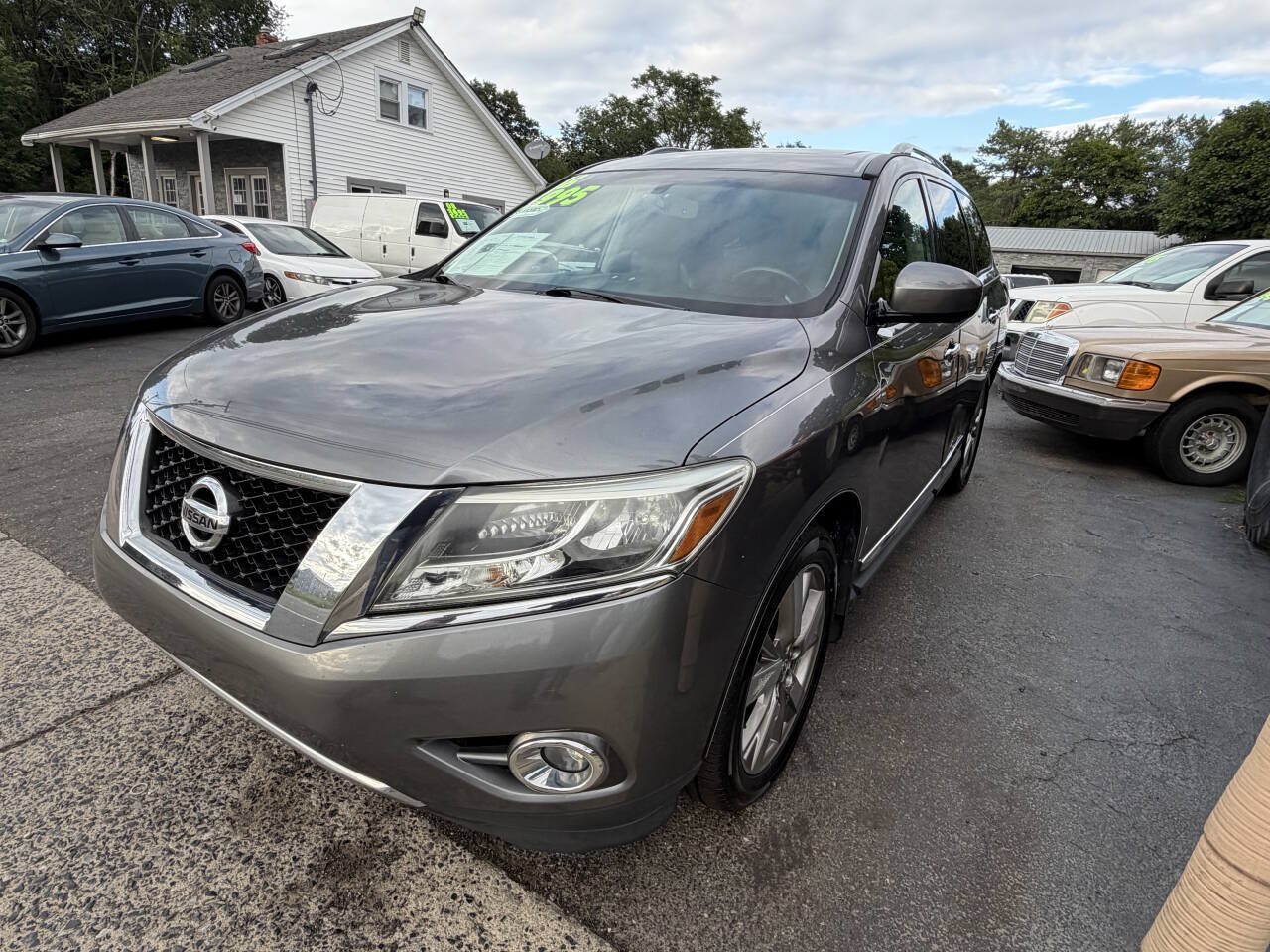 Used 2016 Nissan Pathfinder Platinum w/ Family Entertainment Package AWD/4WD image 3