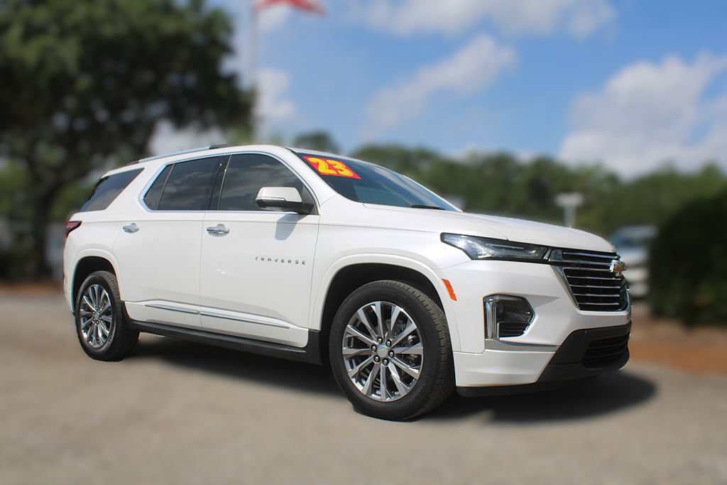 Used 2023 Chevrolet Traverse Premier FWD image 3