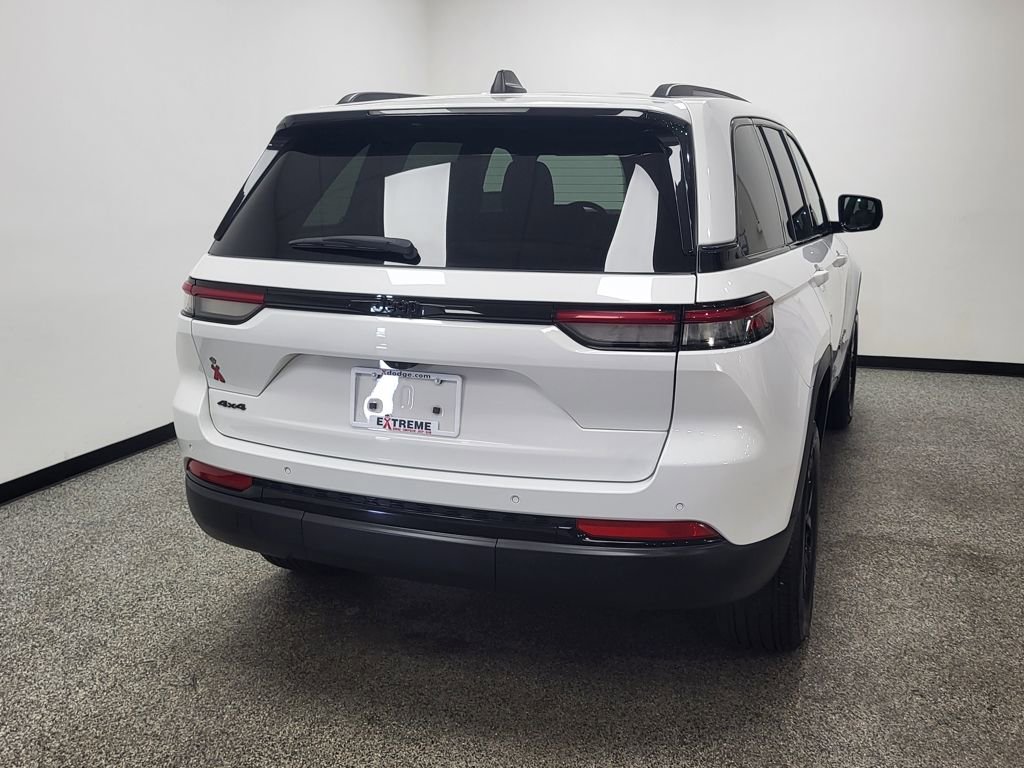 Used 2024 Jeep Grand Cherokee Altitude image 11