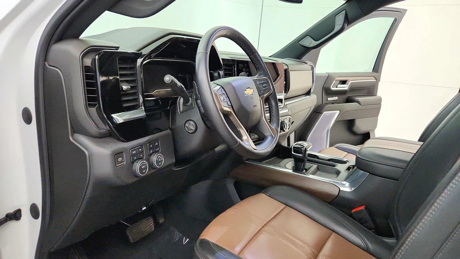 Used 2023 Chevrolet Silverado 1500 High Country w/ High Country Premium Package AWD/4WD image 18