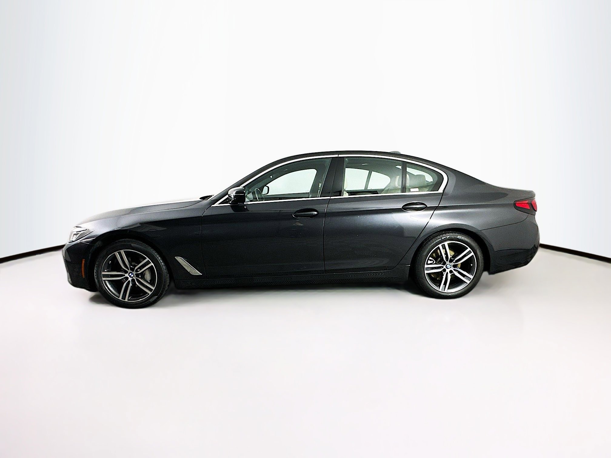 Used 2022 BMW 530i xDrive w/ Premium Package image 4