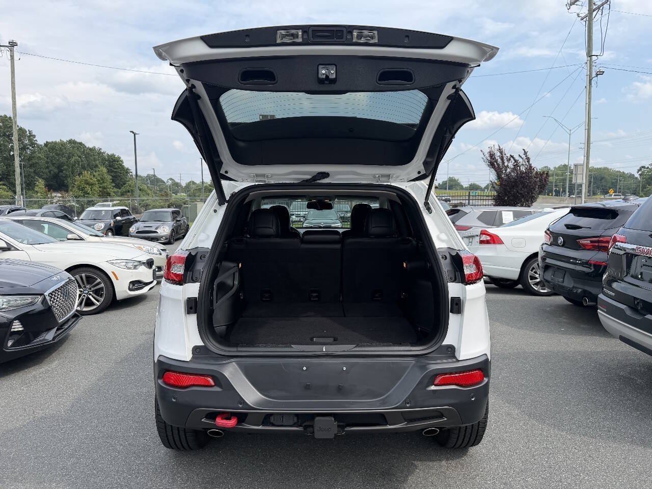 Used 2017 Jeep Cherokee Trailhawk AWD/4WD image 10