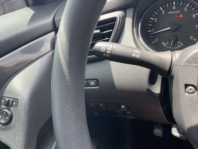 Used 2020 Nissan Rogue S FWD image 23