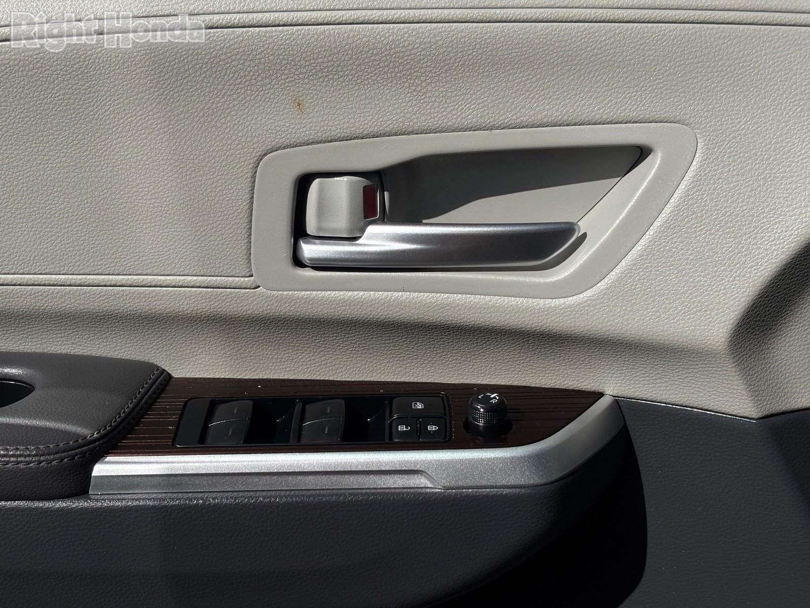 Used 2024 Toyota Sienna XLE image 17