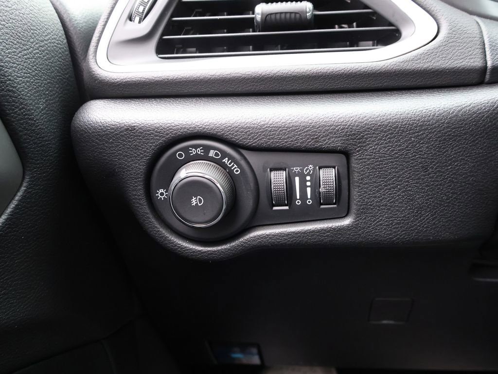 Used 2025 Chrysler Pacifica Select FWD image 30