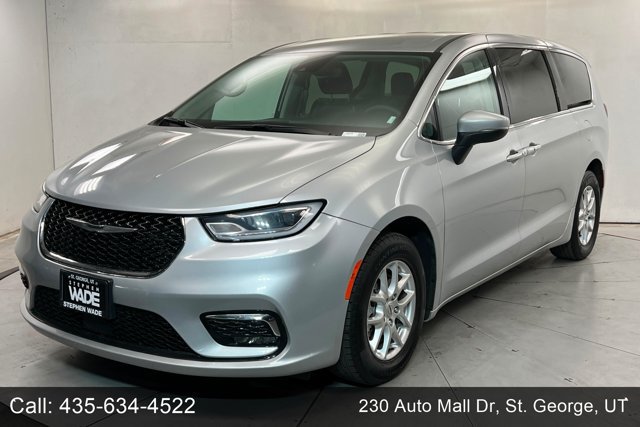 Used 2023 Chrysler Pacifica Touring-L FWD image 1
