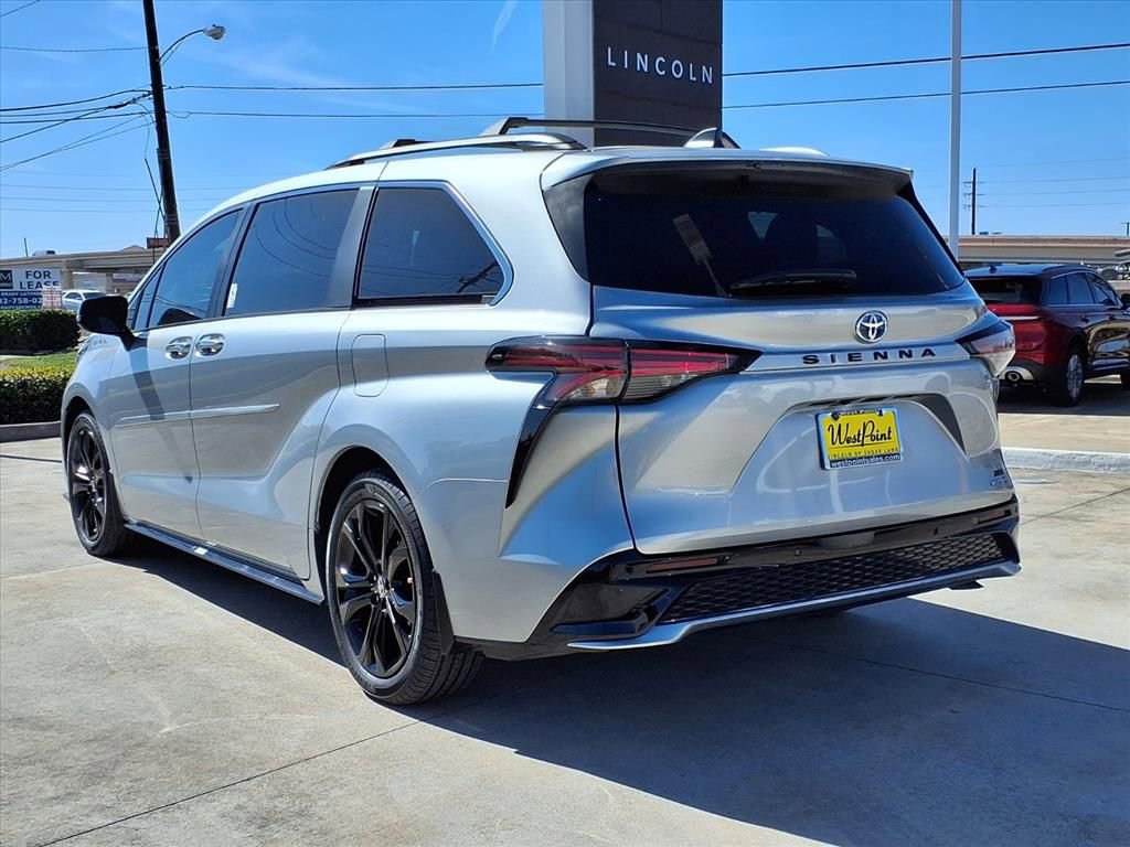 Used 2024 Toyota Sienna XSE w/ XSE Premium Package image 4