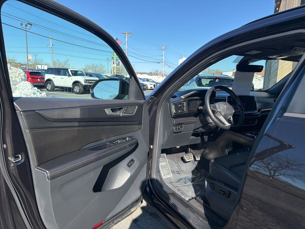 Used 2025 Volkswagen Atlas Cross Sport SEL R-Line image 9