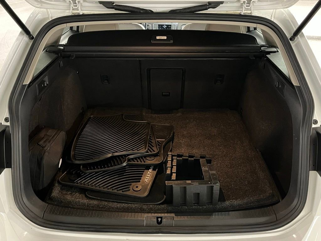 Used 2017 Volkswagen Golf Alltrack S image 34