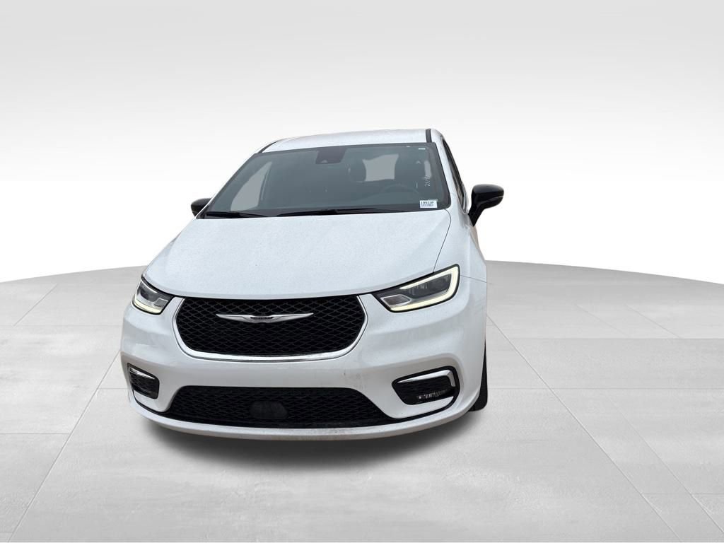 Used 2025 Chrysler Pacifica Select image 8