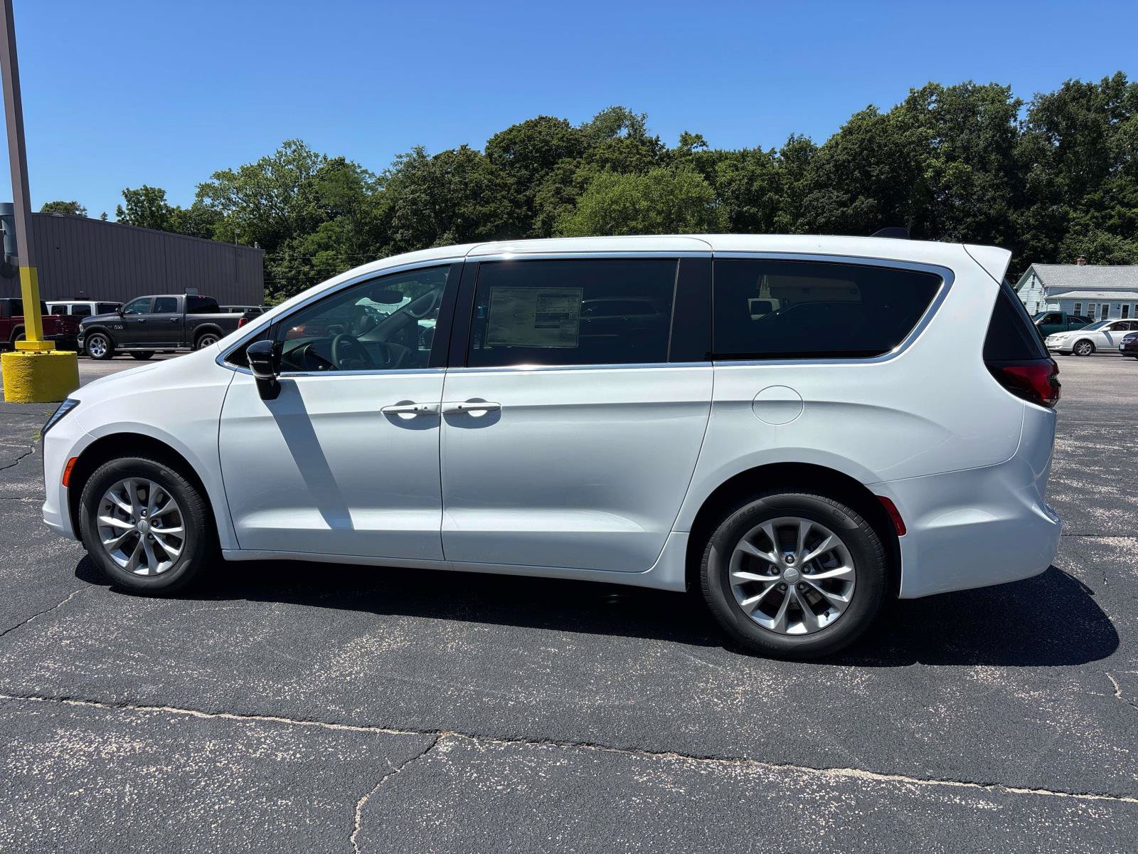New 2027 Chrysler Pacifica Select AWD/4WD image 2