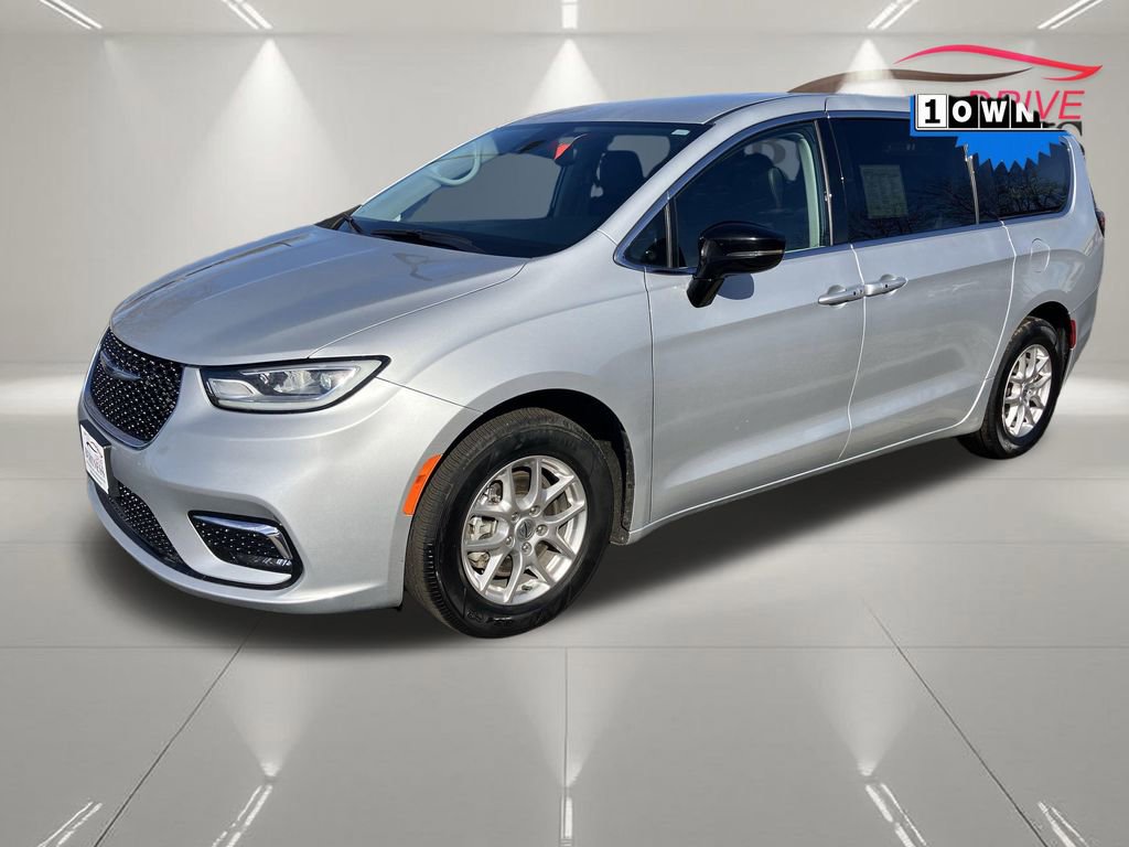 Used 2024 Chrysler Pacifica Touring-L FWD image 5
