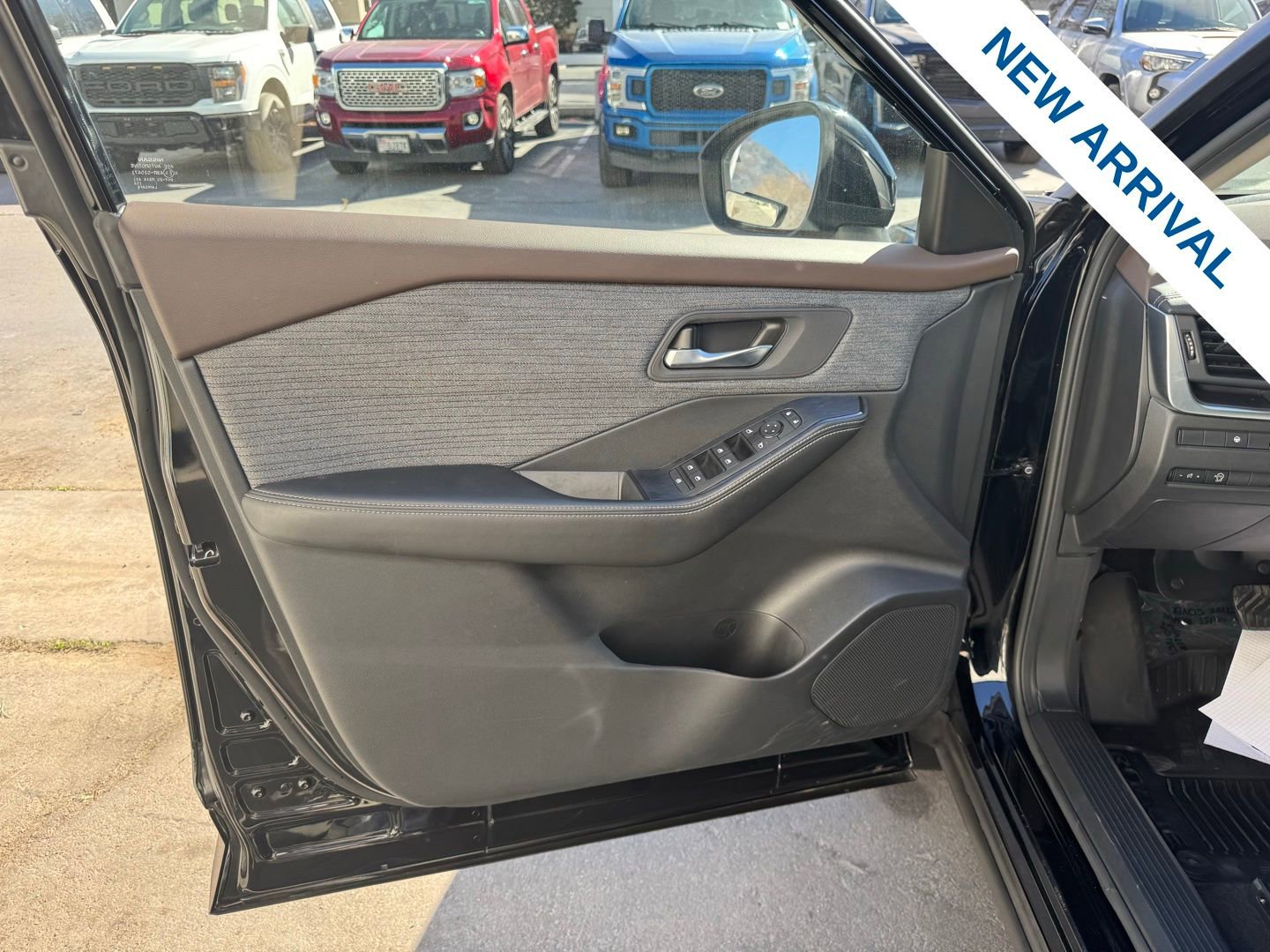 Used 2023 Nissan Rogue SV image 18