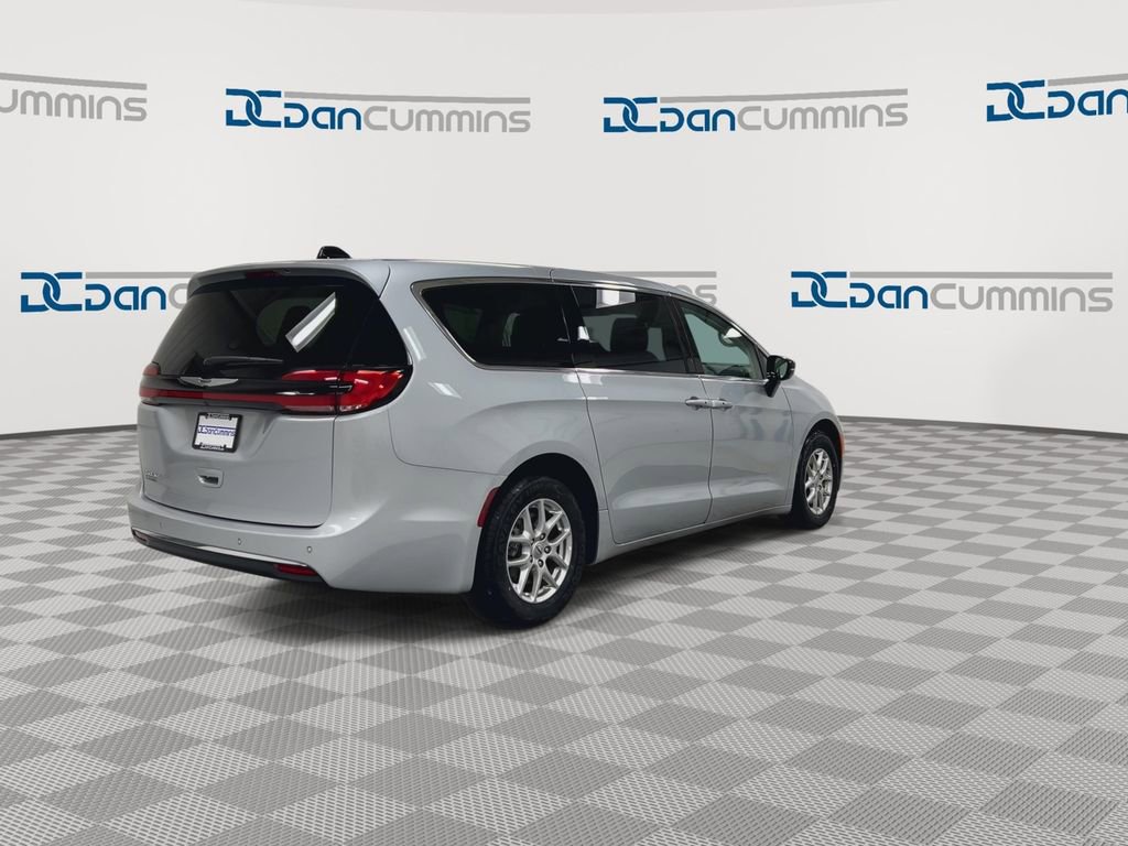 Used 2024 Chrysler Pacifica Touring-L image 8