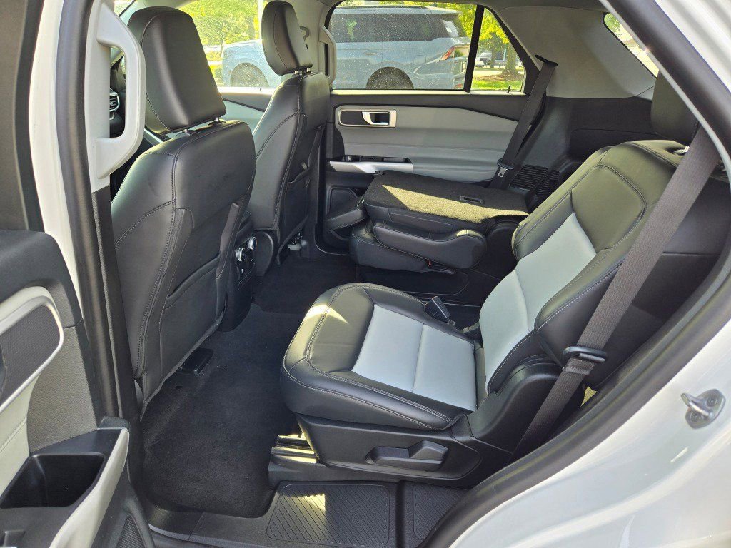 Used 2022 Ford Explorer XLT w/ Equipment Group 202A AWD/4WD image 17