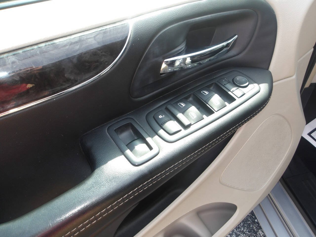 Used 2014 Chrysler Town & Country Touring FWD image 13