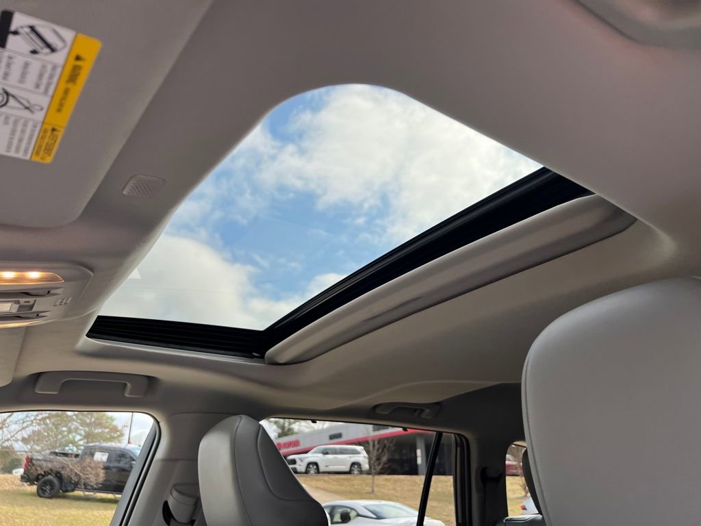 Used 2022 Toyota Highlander XLE AWD/4WD image 23
