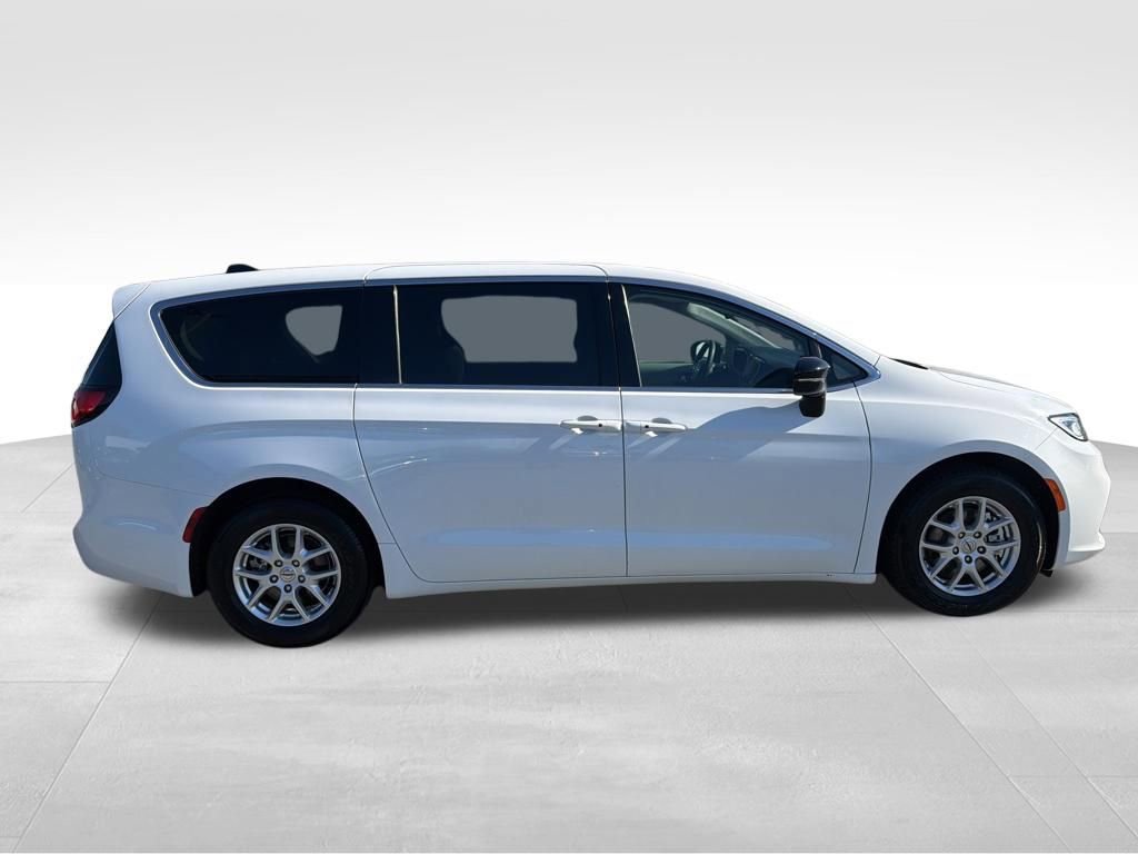 Used 2024 Chrysler Pacifica Touring-L image 6