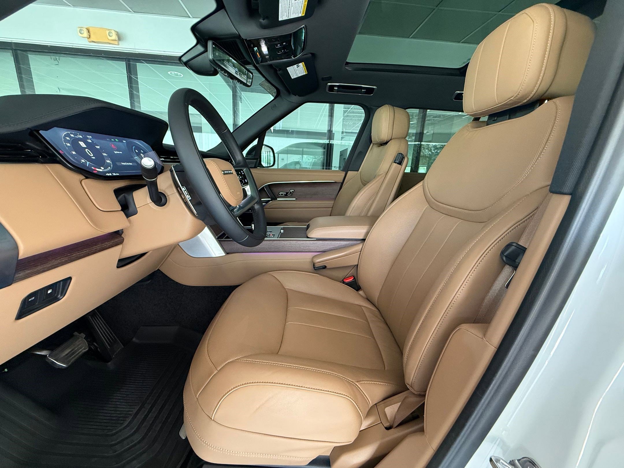Used 2025 Land Rover Range Rover SE AWD/4WD image 5