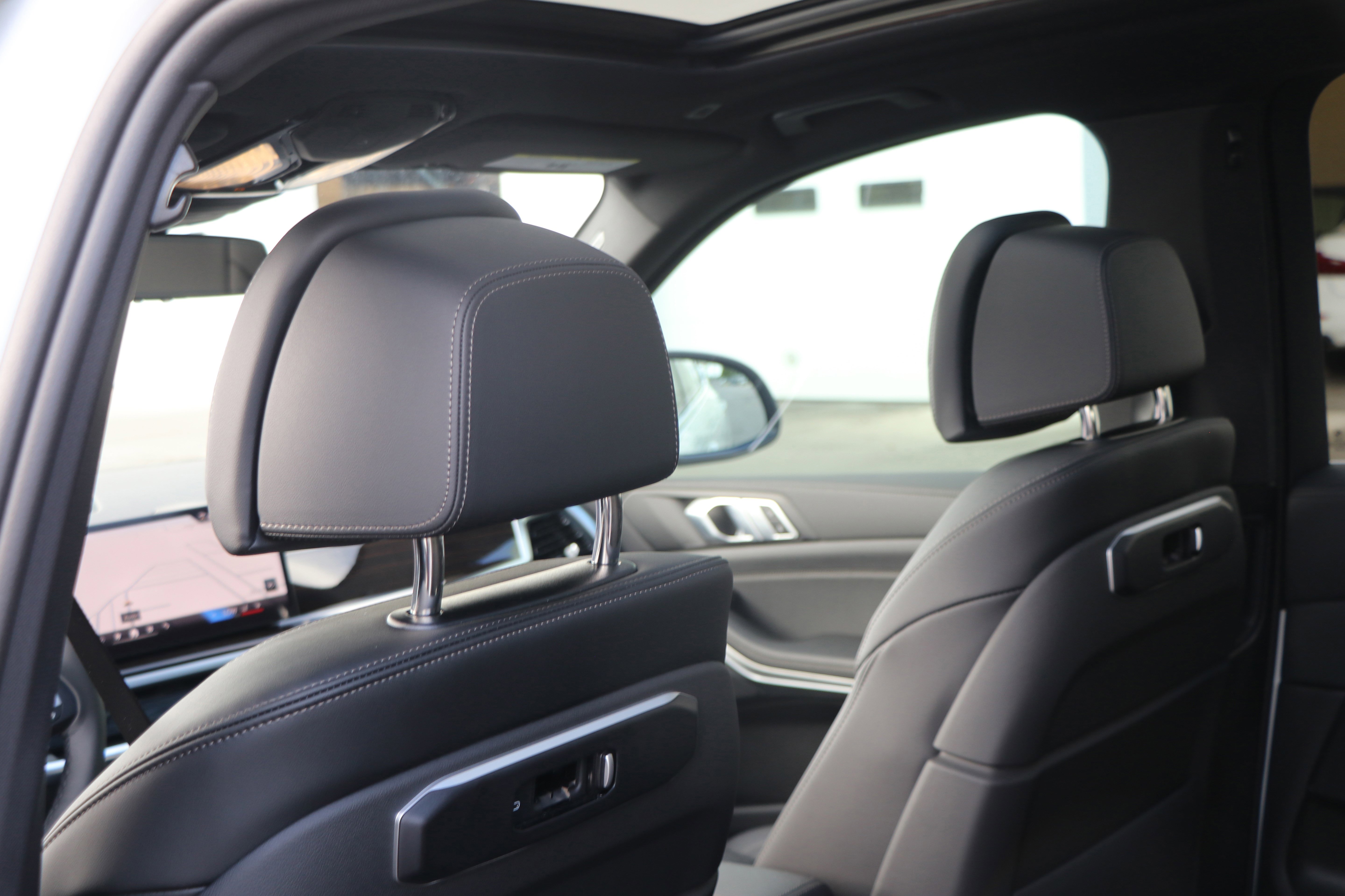 Used 2026 BMW X5 xDrive50e w/ Parking Assistance Package image 34