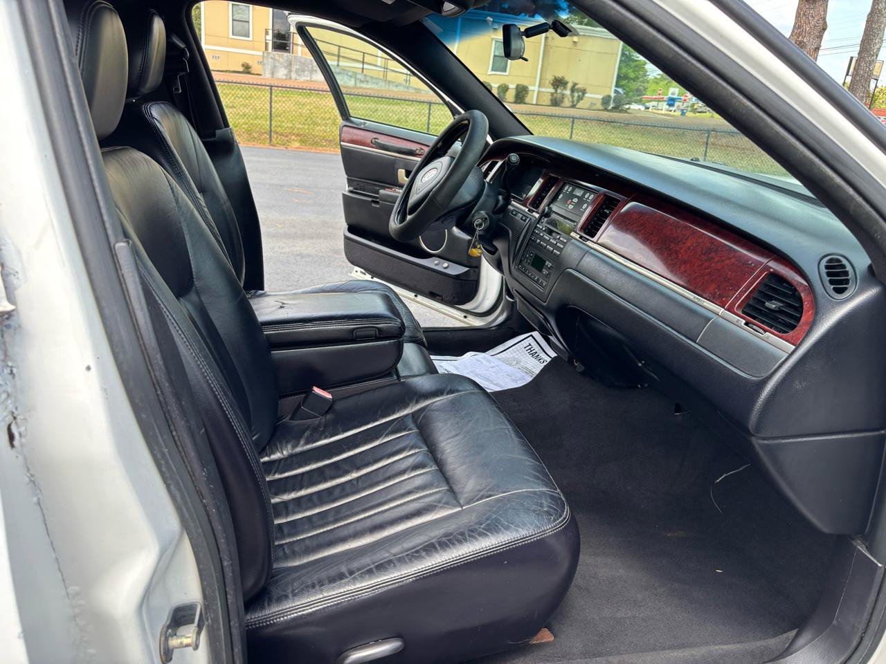Used 2004 Lincoln Town Car Executive RWD image 7