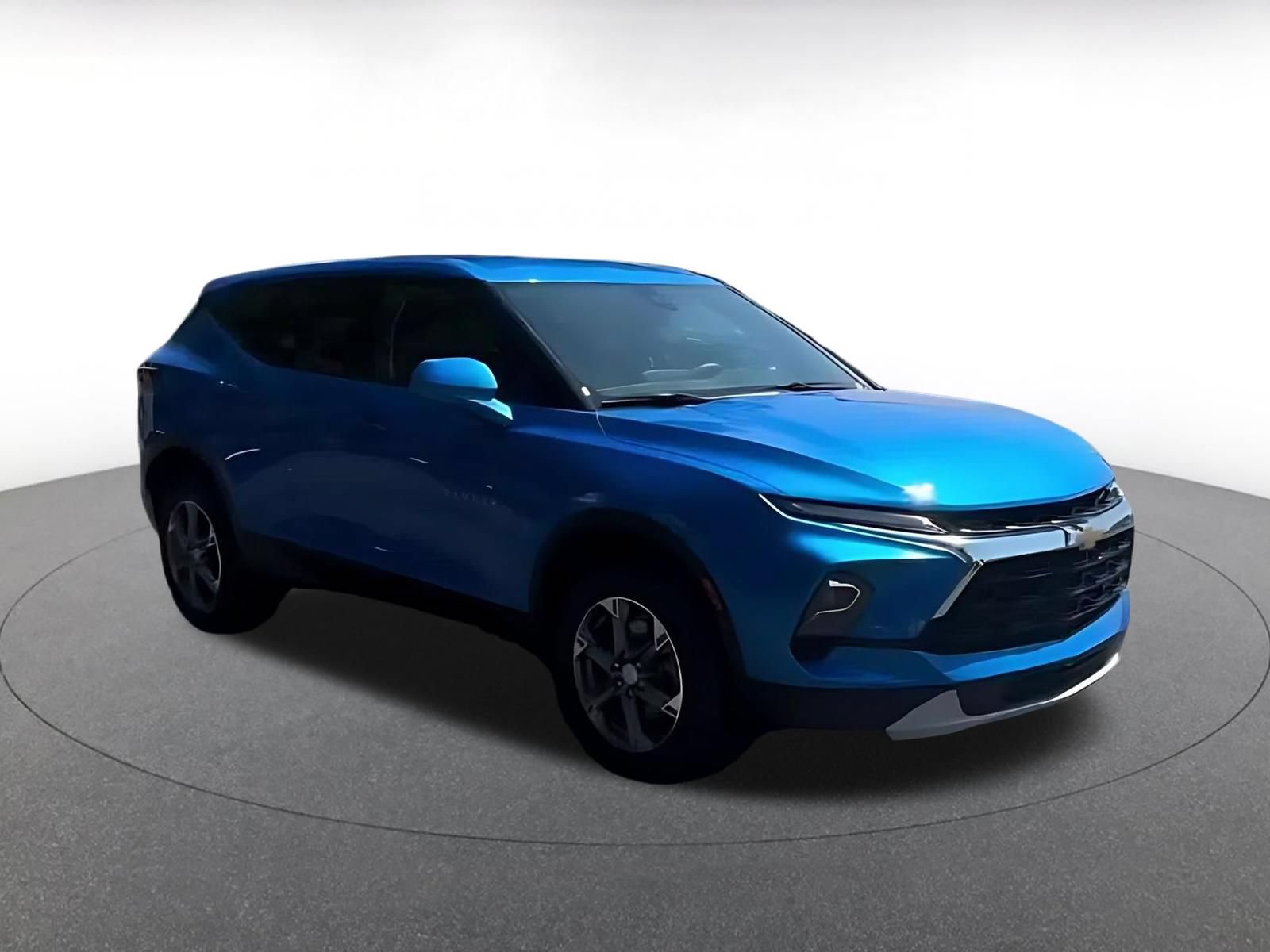 Used 2025 Chevrolet Blazer LT FWD image 2