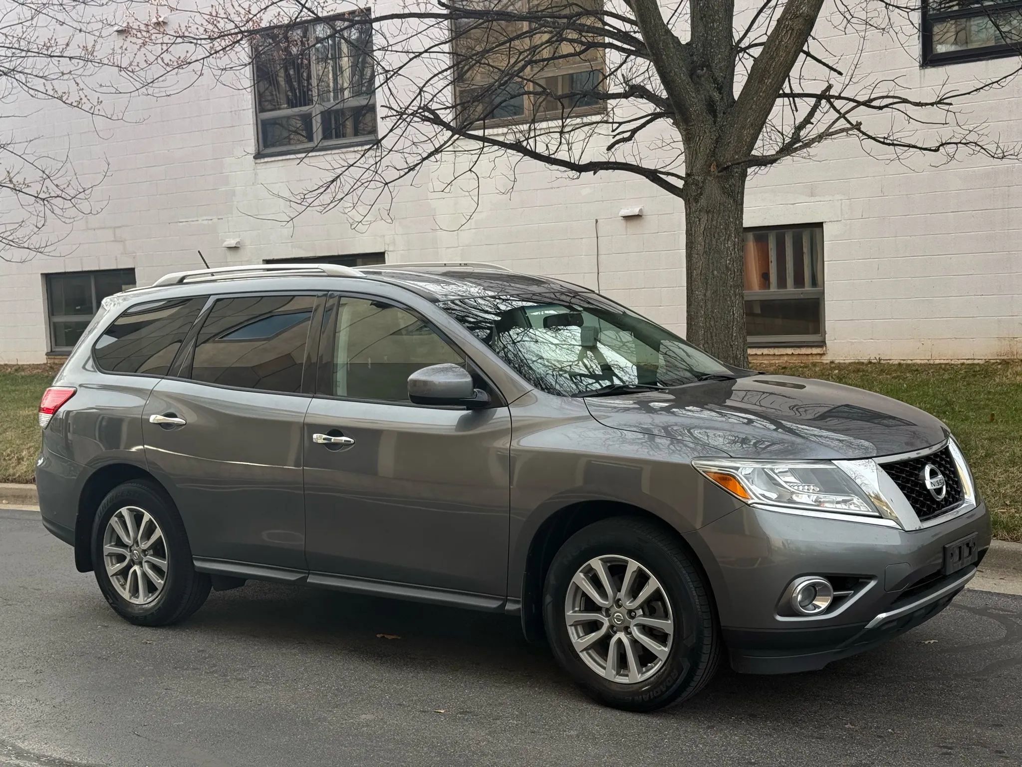 Used 2016 Nissan Pathfinder SV image 1
