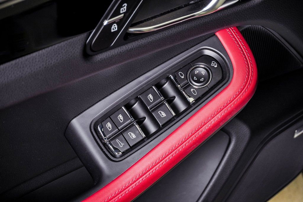 Certified 2025 Porsche Macan image 26