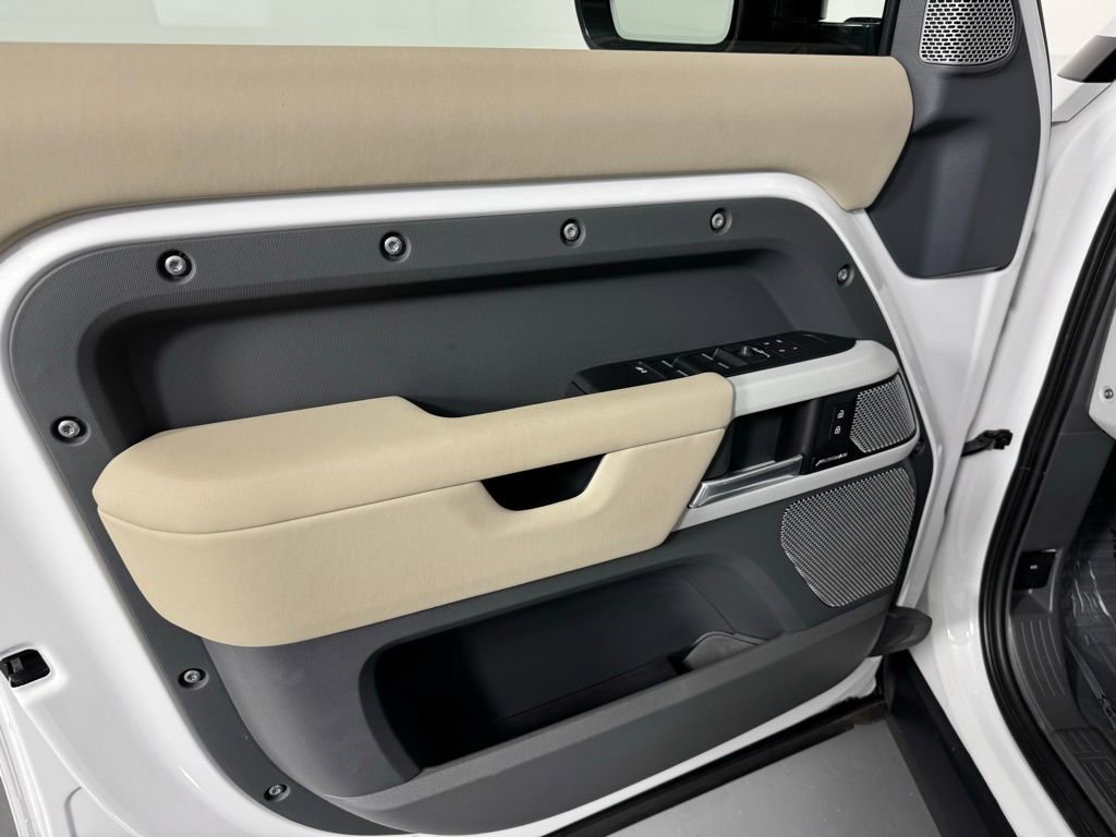 Used 2024 Land Rover Defender 130 S image 15