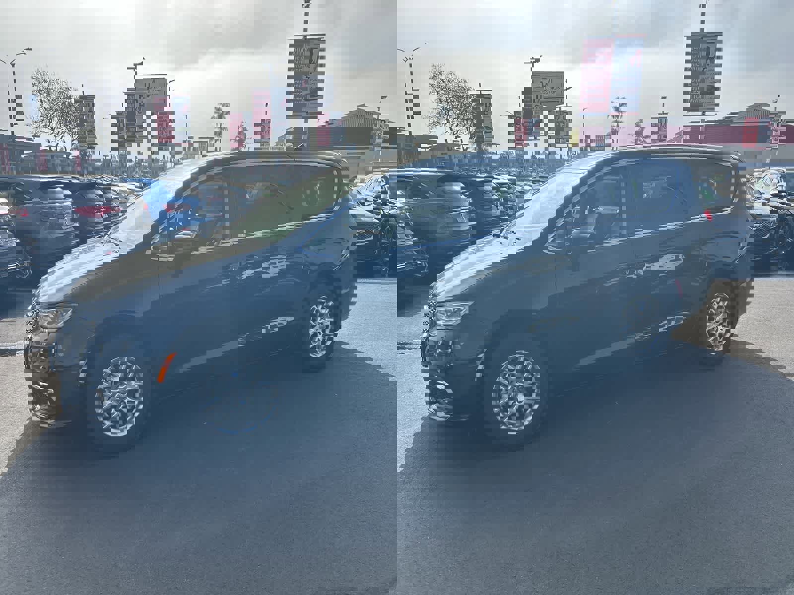 Used 2023 Chrysler Pacifica Touring-L image 2