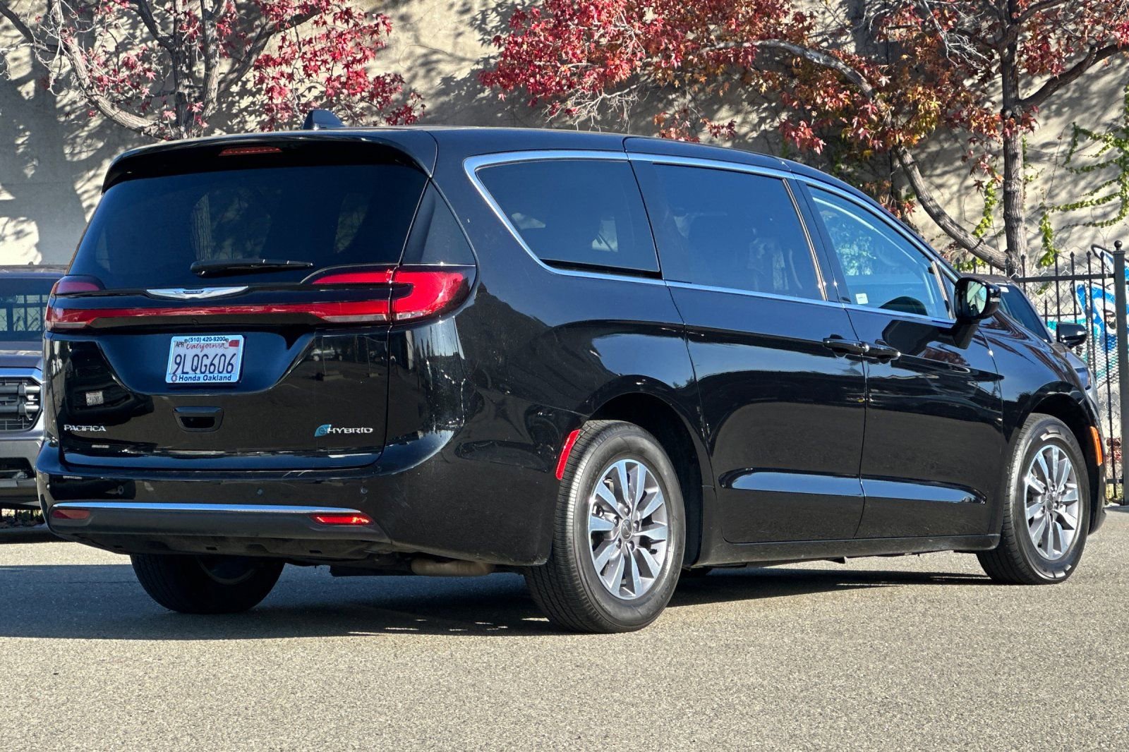 Used 2024 Chrysler Pacifica Select image 4