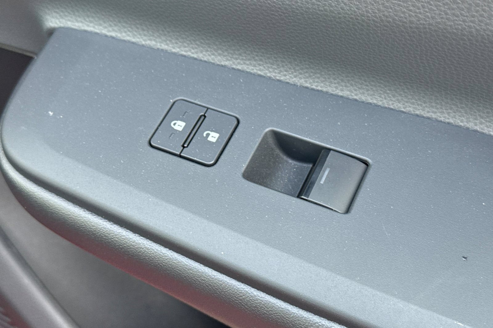 Certified 2025 Toyota Prius LE FWD image 22