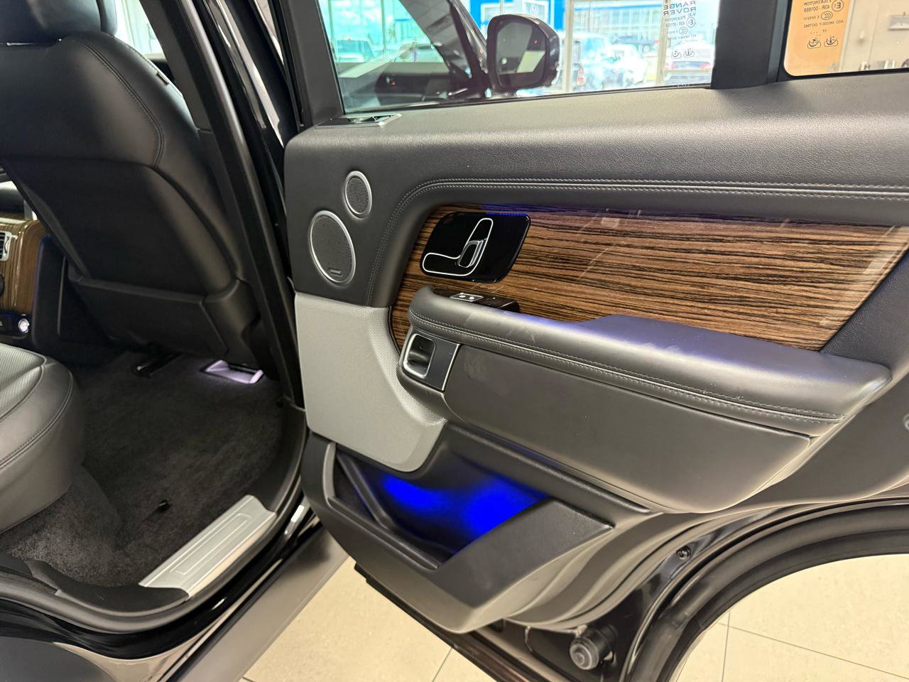 Used 2018 Land Rover Range Rover HSE image 25