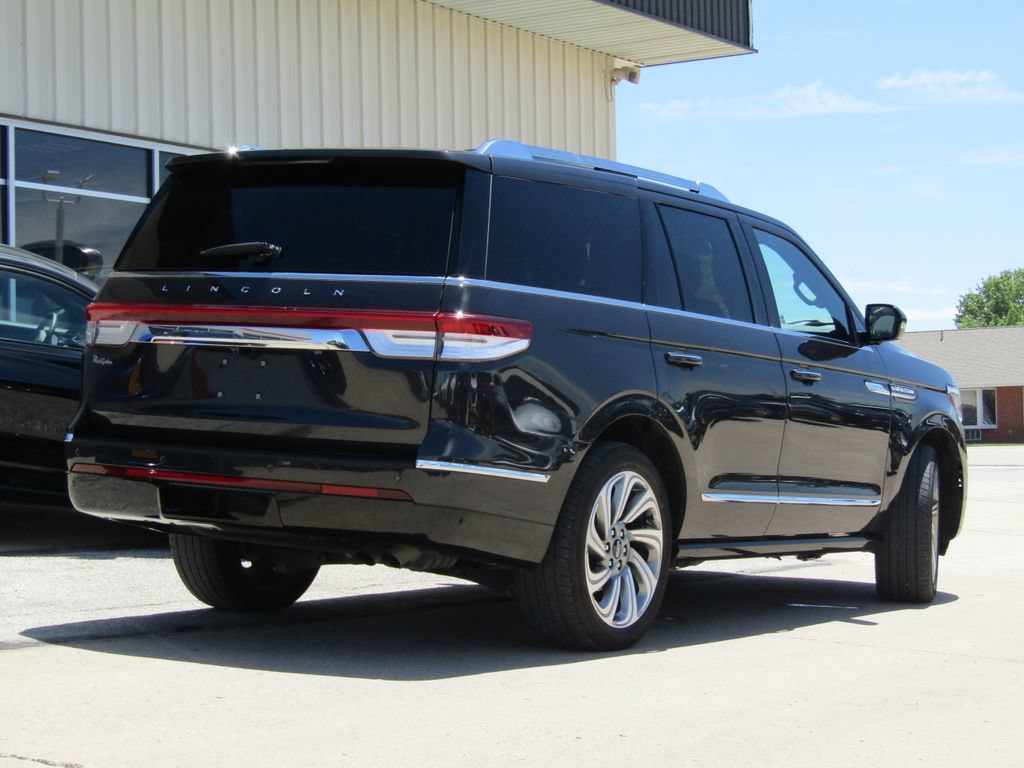 Used 2023 Lincoln Navigator Reserve AWD/4WD image 3