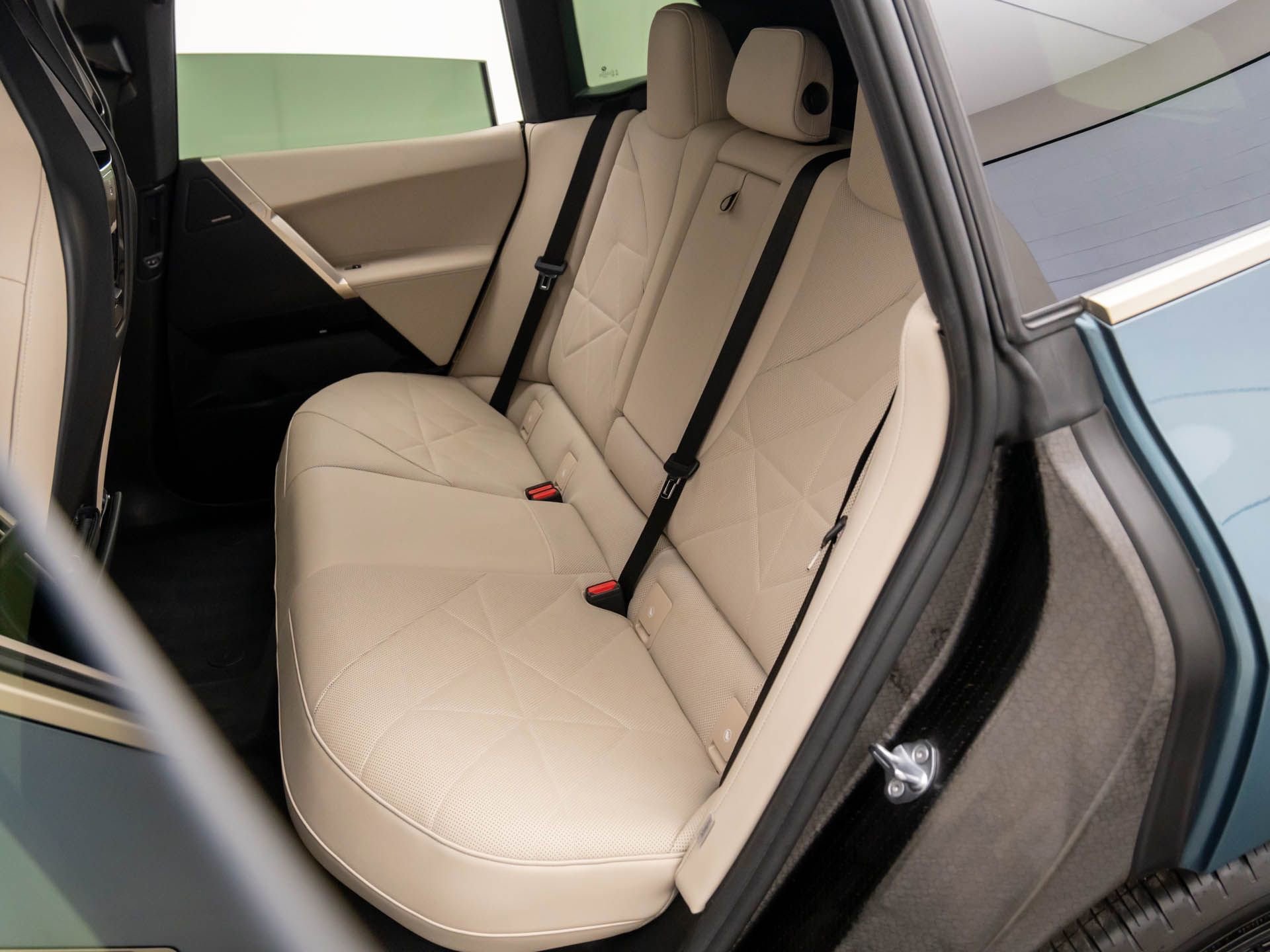 Used 2024 BMW iX xDrive50 w/ Premium Package image 17