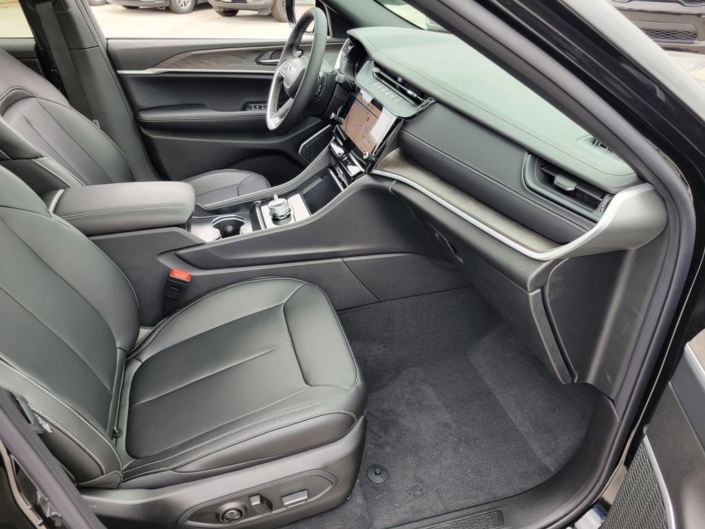 New 2026 Jeep Grand Cherokee L Limited w/ Limited Altitude Package AWD/4WD image 17