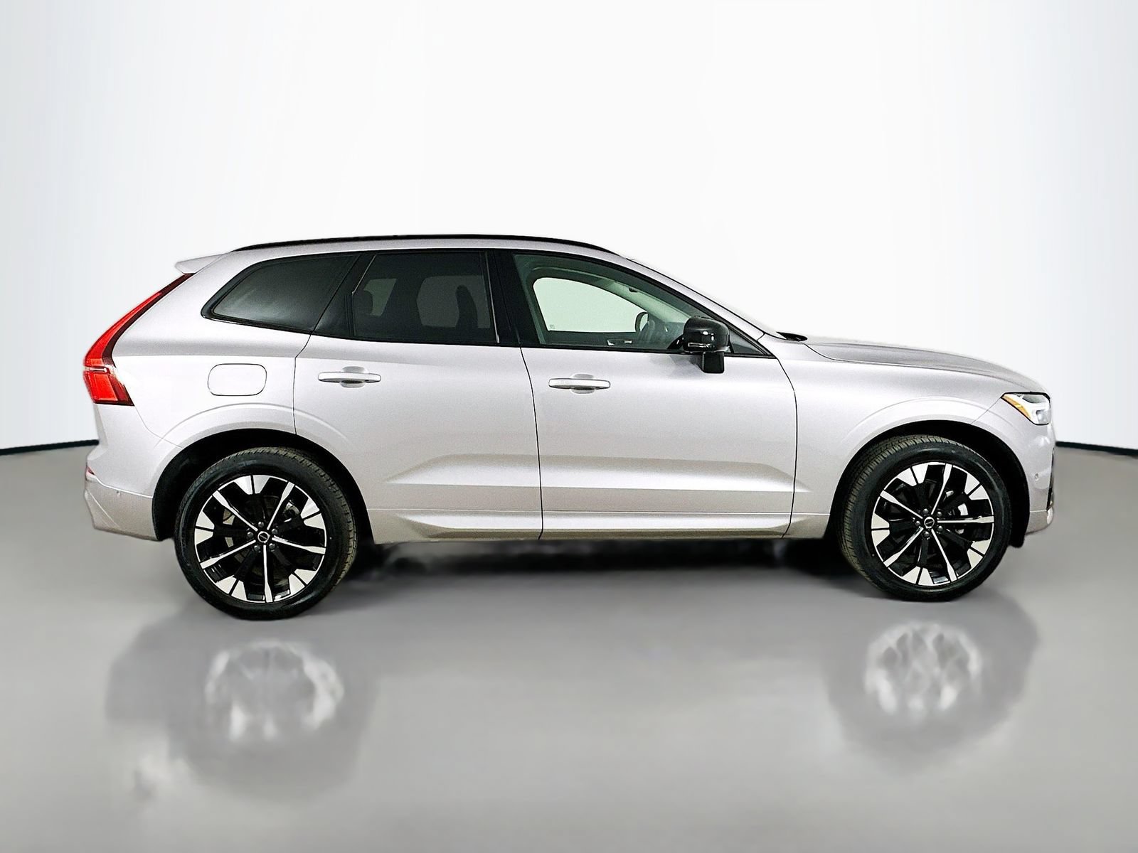 Used 2026 Volvo XC60 B5 Plus w/ Protection Package Premier AWD/4WD image 4