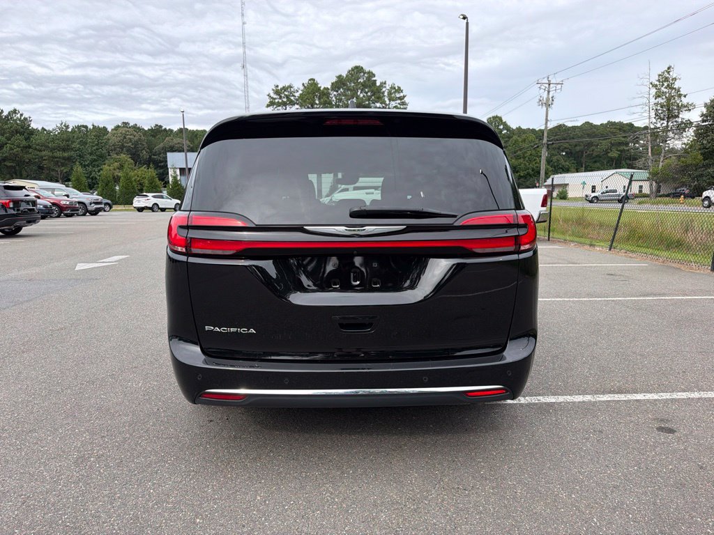 Used 2025 Chrysler Pacifica Select FWD image 6