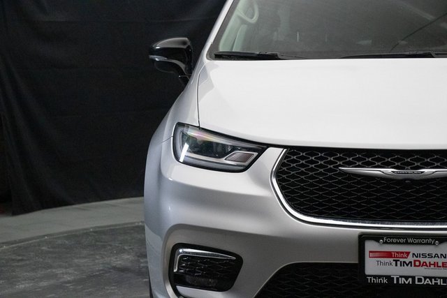 Used 2024 Chrysler Pacifica Touring-L image 5