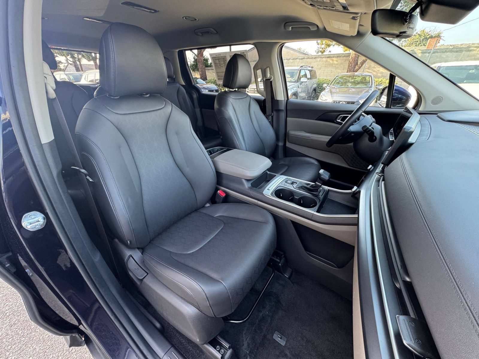 Used 2026 Kia Carnival FWD image 38