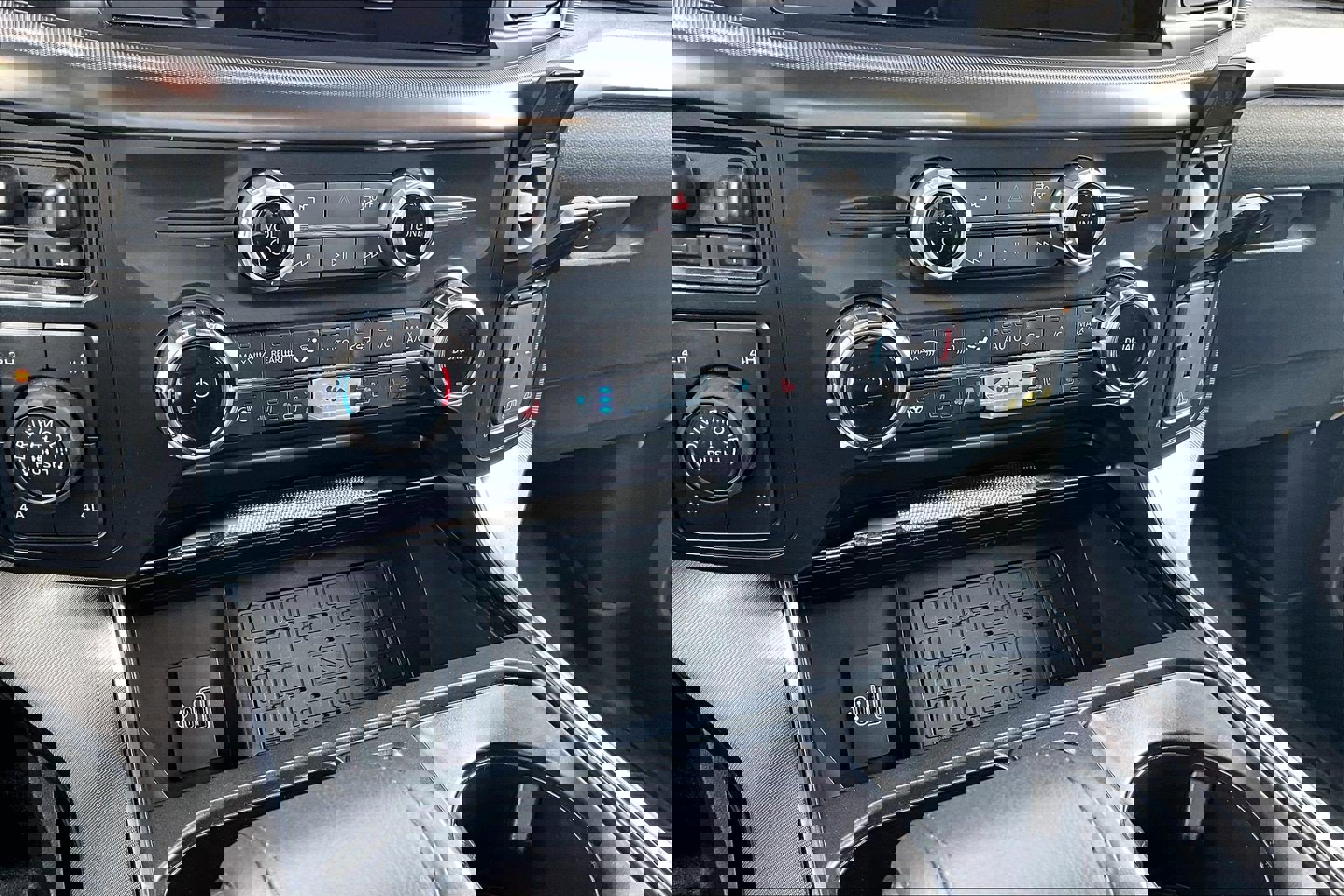 Certified 2025 Ford F150 Platinum w/ Equipment Group 702A High AWD/4WD image 32