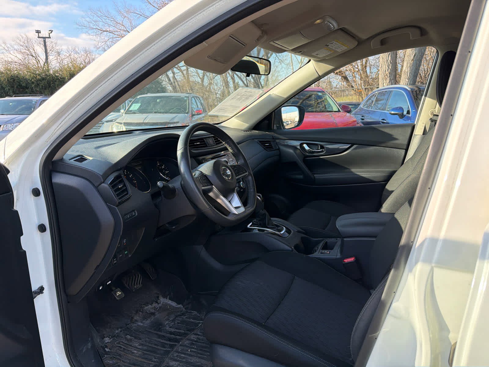 Used 2017 Nissan Rogue SV image 5