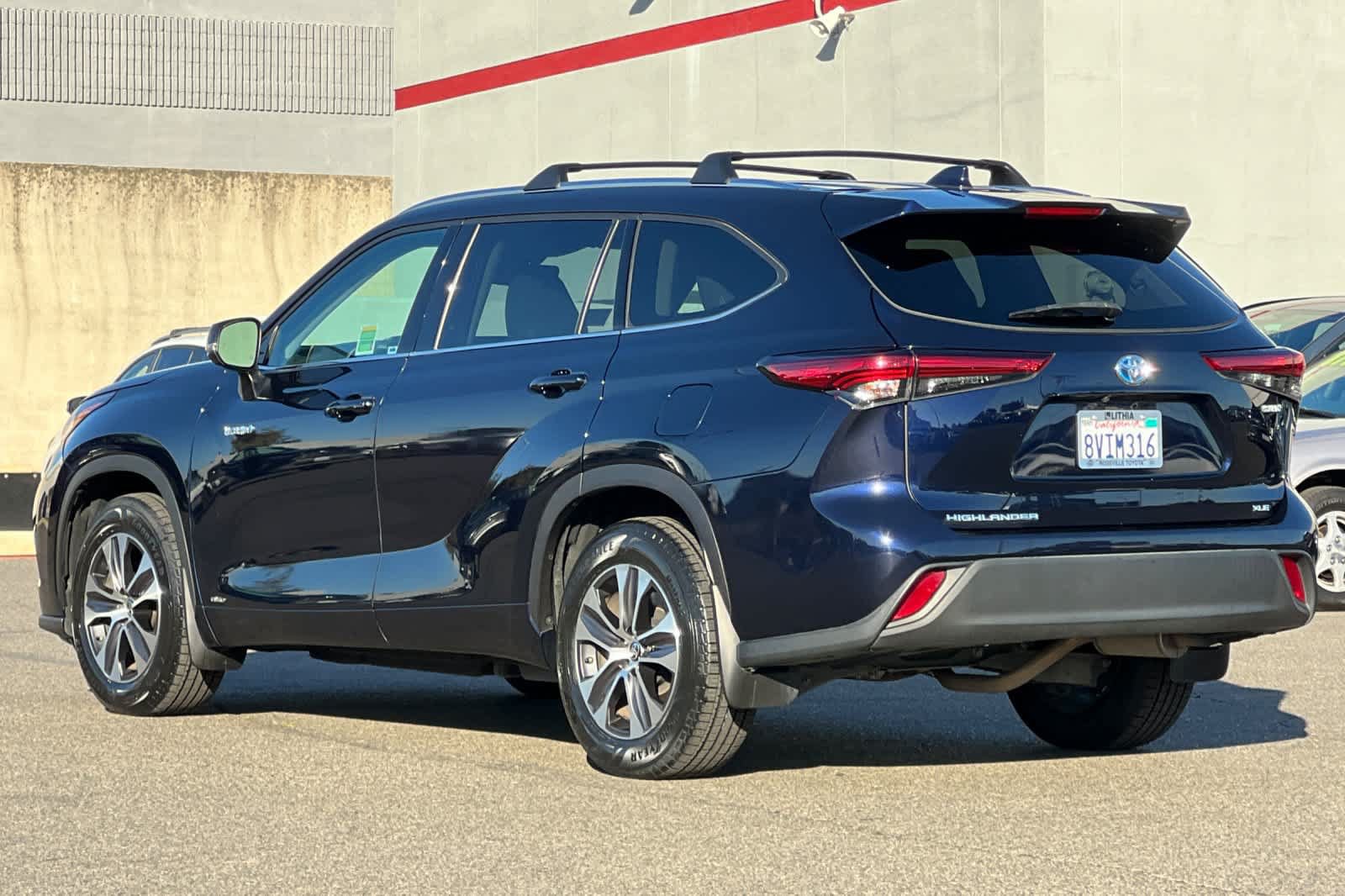 Used 2021 Toyota Highlander XLE AWD/4WD image 7