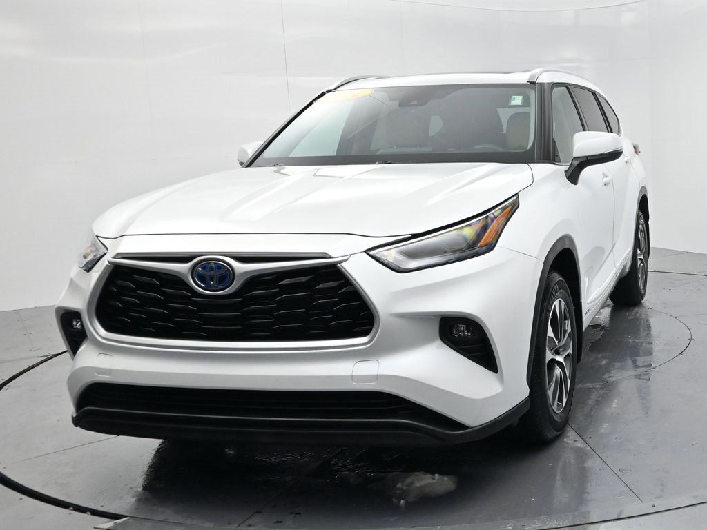 Used 2022 Toyota Highlander XLE image 3
