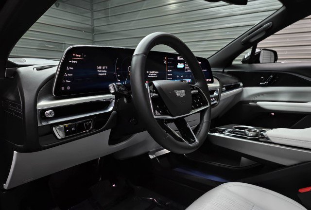 Used 2024 Cadillac Lyriq Luxury RWD image 11