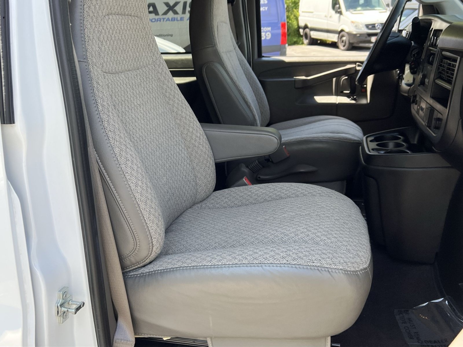 Used 2025 Chevrolet Express 3500 LT w/ LT Preferred Equipment Group RWD image 32