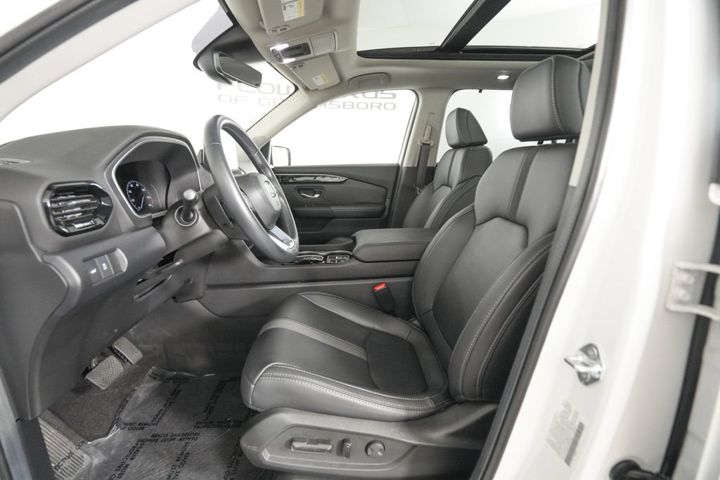 Used 2025 Honda Pilot Touring image 9